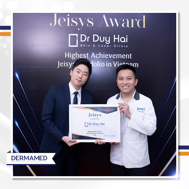 Đại diện Jeisys Medical trao giấy chứng nhận trung tâm đầu tư đa dạng thiết bị Jeisys nhất tại Việt Nam cho Dr. Duy Hải 