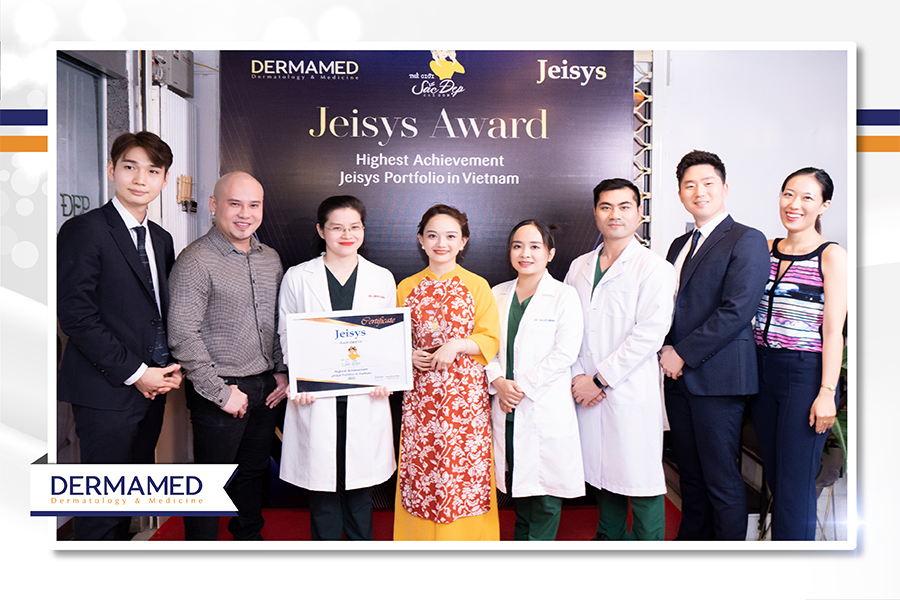 Đại diện Jeisys Medical trao giấy chứng nhận và cúp trung tâm đầu tư đa dạng thiết bị Jeisys nhất tại Việt Nam cho đại diện Mỹ viện Thế Giới Sắc Đẹp