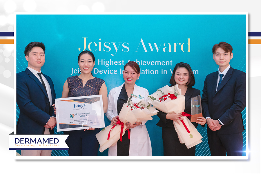 Đại diện Jeisys Medical trao giấy chứng nhận và cúp trung tâm đầu tư nhiều thiết bị Jeisys nhất tại Việt Nam cho đại diện Hệ thống thẩm mỹ Đông Á