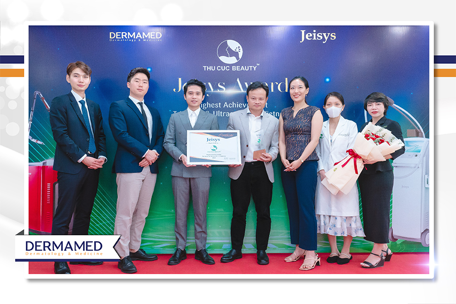 Đại diện Jeisys Medical trao giấy chứng nhận và cúp trung tâm đầu tư nhiều thiết bị Tri - beam và Ultracel Q+ nhất tại Việt Nam cho đại diện Bệnh viện Thẩm mỹ Thu Cúc