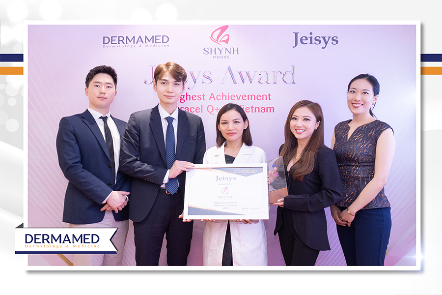Đại diện Jeisys Medical trao giấy chứng nhận và cúp trung tâm đầu tư nhiều thiết bị Ultracel Q+ nhất tại Việt Nam cho đại diện Shynh House