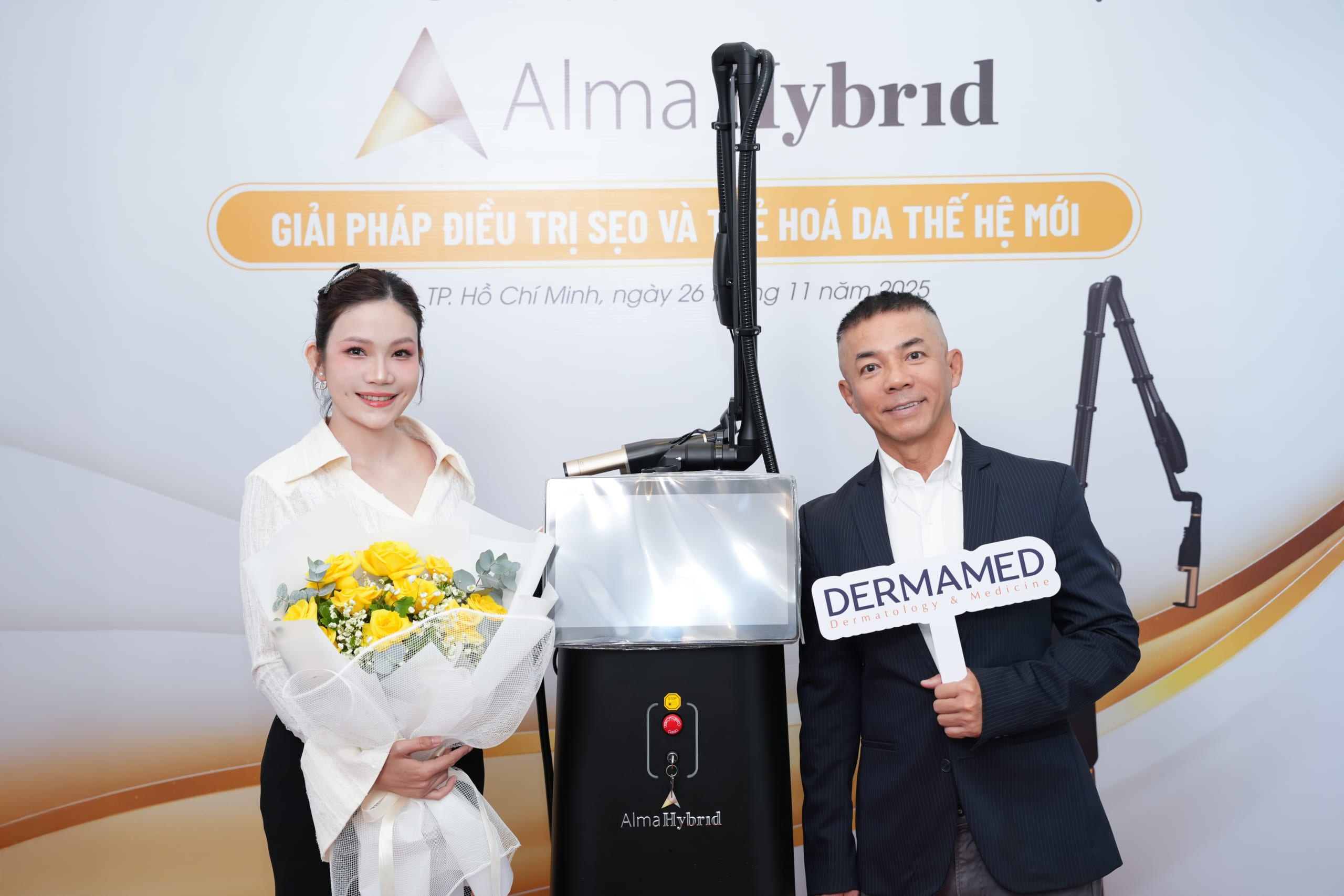 Bác sĩ Yến Nhi cùng ông Trần Mỹ chụp ảnh lưu niệm. Ảnh: Dermamed