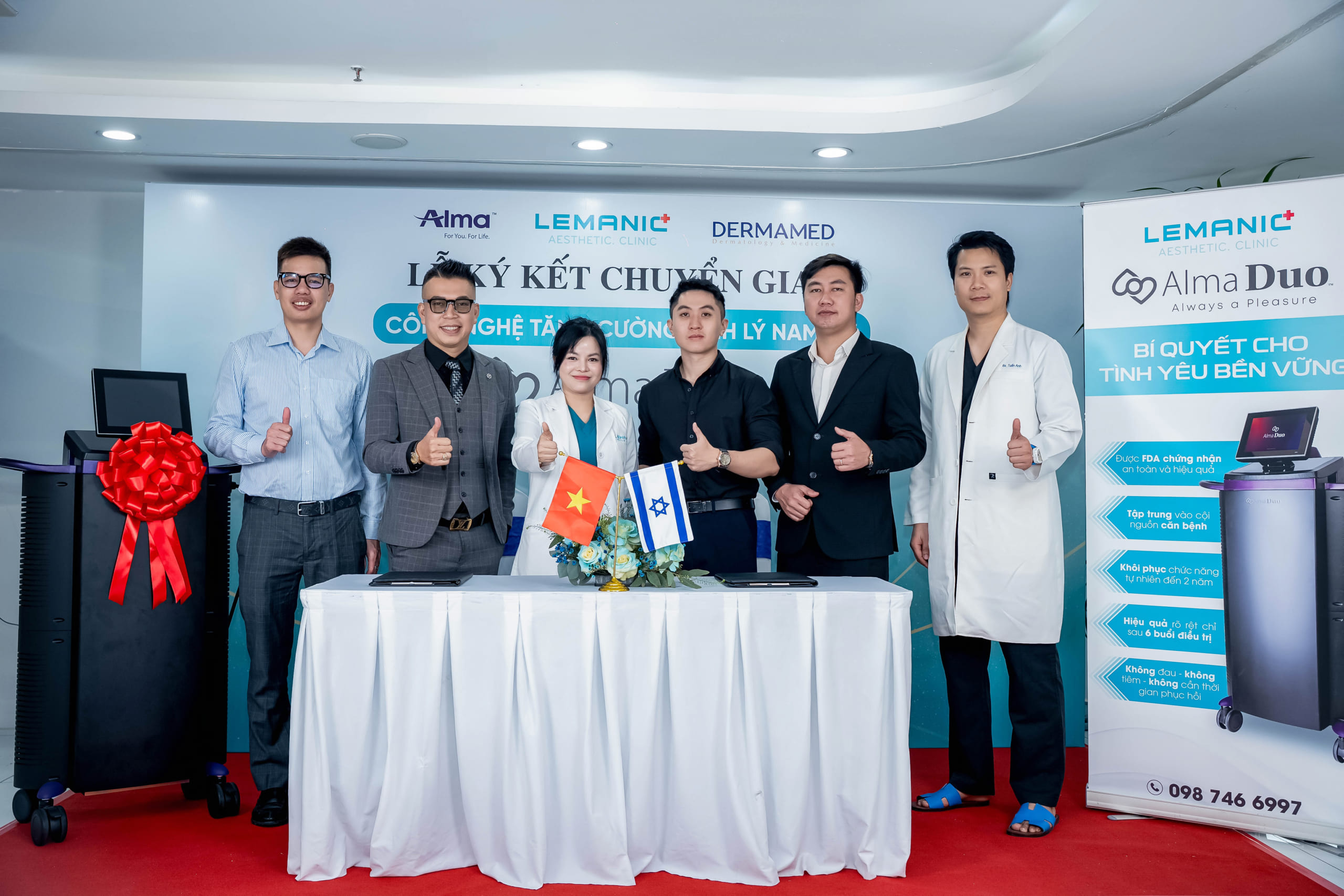 Các bác sĩ tại Trung tâm thẩm mỹ Lemanic cùng đại diện Dermamed chụp hình lưu niệm